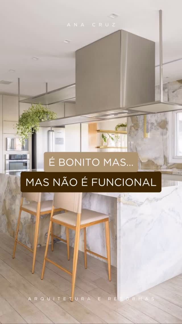 Ao planejar a decoração e o design de interiores, algumas escolhas, apesar de atraentes, podem trazer desvantagens que impactam a funcionalidade, a estética e a manutenção dos espaços. ✨

▫️ Banheiro inteiramente branco
Optar por um banheiro todo branco pode parecer uma solução clean e elegante, mas o tom evidencia manchas, marcas de água e sujeiras com mais facilidade, exigindo manutenção constante.

▫️ Armários abertos no closet
Apesar do visual moderno e da praticidade, armários sem portas favorecem o acúmulo de poeira nas roupas, exigindo uma rotina intensa de limpeza e conservação para manter tudo organizado. A não ser que seja um espaço dedicado somente para essa finalidade.

▫️ Mármore em áreas molhadas
O mármore, embora sofisticado, é uma pedra natural porosa, o que o torna suscetível à absorção de líquidos. Em ambientes como banheiros e cozinhas, o contato com óleos, sabonetes e vinhos pode gerar manchas difíceis de remover.

E você, incluiria mais algum item nessa lista? 🤔

Ana Cruz
Arquitetura e Reformas

#arquitetura #designdeinteriores #design #projetodeinteriores #decoração